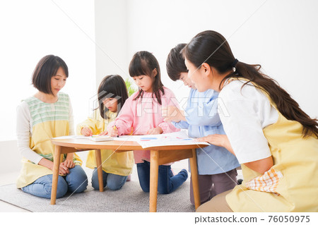 孩子們在幼兒園畫畫 76050975