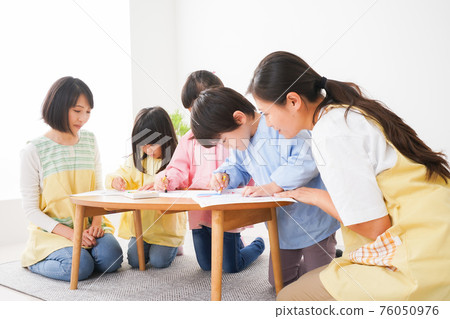 Children drawing in a nursery school Children drawing in a nursery school 76050976