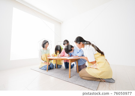 Children drawing in a nursery school Children drawing in a nursery school 76050977