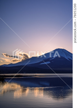 Magic hour at dusk and Mt. Fuji (Lake Yamanaka) Magic hour at dusk and Mt. Fuji (Lake Yamanaka) 76051200