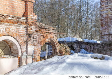 Part of the old facade of an abandoned stone house 76051582