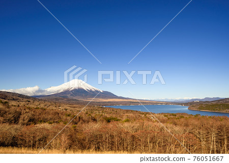 Blue sky and Mt. Fuji in severe winter 76051667