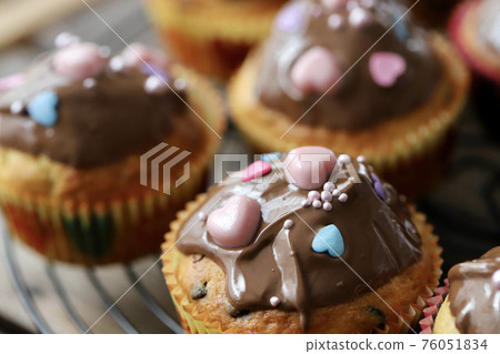 手工製作的巧克力蛋糕 76051834