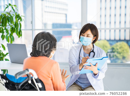 醫生檢查輪椅上的老人 76052286