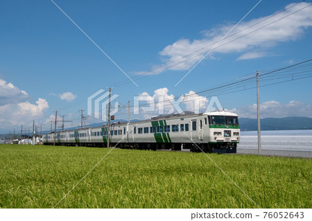 穿越稻田的185系列特快舞者 76052643