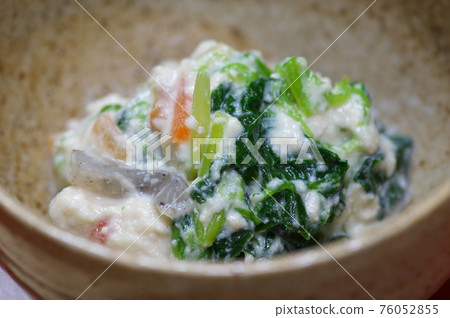 Spinach, carrots and konjac with white sauce 76052855