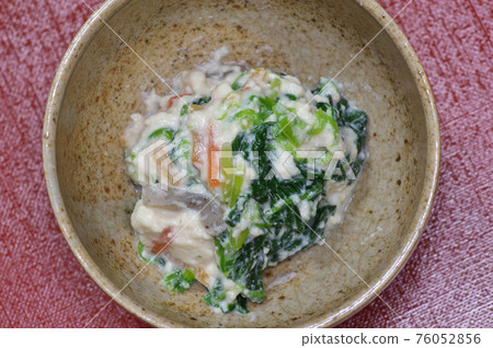 Spinach, carrots and konjac with white sauce 76052856