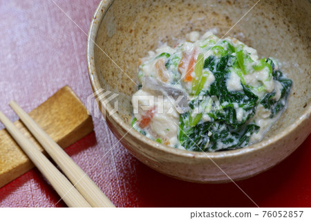 Spinach, carrots and konjac with white sauce 76052857