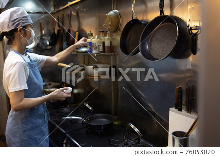 Part-time staff working at a set restaurant Part-time staff working at a set restaurant 76053020