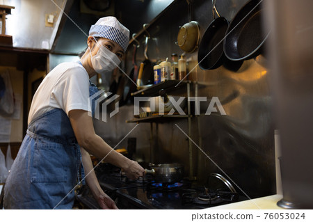 Part-time staff working at a set restaurant Part-time staff working at a set restaurant 76053024
