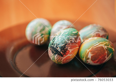 Woman paint eggs for Easter. 76053033