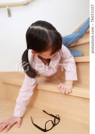 蹣跚學步的女孩在家裡從樓梯上摔下來 76053107