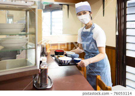 在固定餐廳工作的兼職員工 76053114