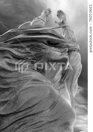 Statue with outstretched arms 76053601