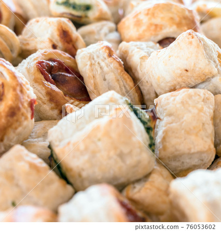 Small pizzas made of puff pastry 76053602