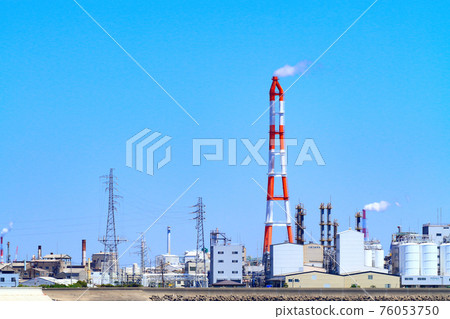 Scenery of Yokkaichi City, a complex of factory facilities Scenery of Yokkaichi City, a complex of factory facilities 76053750