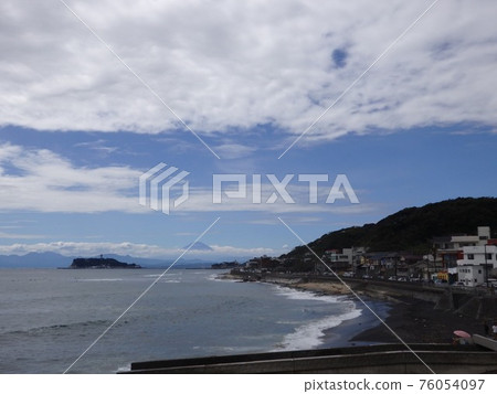 From the Inamuragasaki coast at the end of summer From the Inamuragasaki coast at the end of summer 76054097