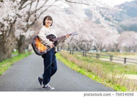 Young musician playing the guitar 76054098