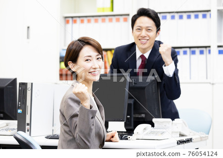 Female office worker and male office worker doing guts pose Female office worker and male office worker doing guts pose 76054124