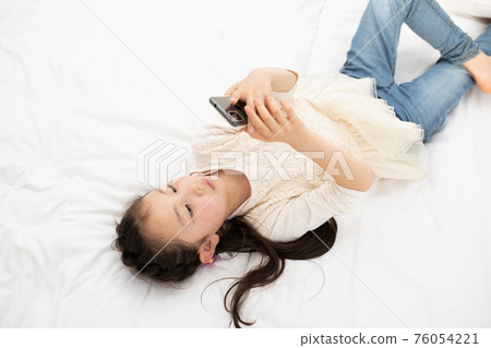 操作智能手機的女孩 操作智能手機的女孩 76054221