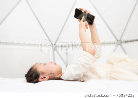 操作智能手機的女孩 操作智能手機的女孩 76054222