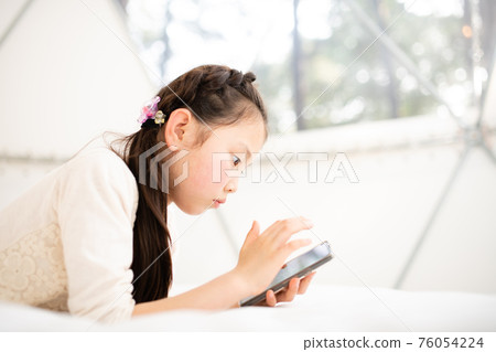 操作智能手機的女孩 操作智能手機的女孩 76054224