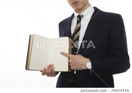 打開一本書並指向它的商務人士 76054559