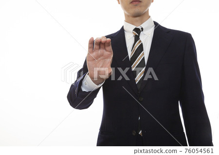 一個商務人士右手拿著東西,展示在他的身體前 一個商務人士右手拿著東西,展示在他的身體前 76054561