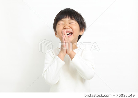 一個雙手合十擺姿勢的孩子 一個雙手合十擺姿勢的孩子 76055149