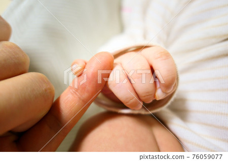 Promise between father and newborn (Finger) 76059077