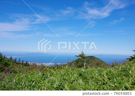 可俯瞰津輕半島、下北半島和陸奧灣的青森縣八甲田山高山植物展望台 可俯瞰津輕半島、下北半島和陸奧灣的青森縣八甲田山高山植物展望台 76059801