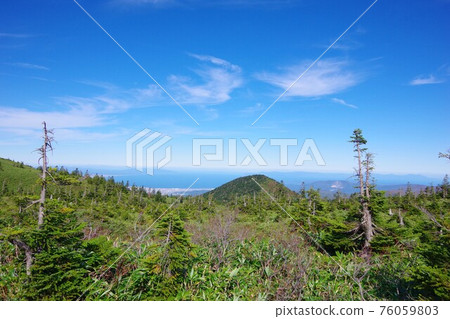 從青森縣八甲田山高山植物展望台眺望下北半島、津輕半島和陸奧灣 76059803