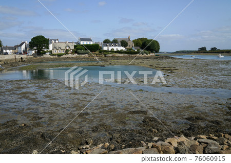 Ebb tide on the coast of Saint-Cado, South Brittany 76060915
