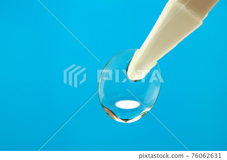 Contact lens in tweezers 76062631