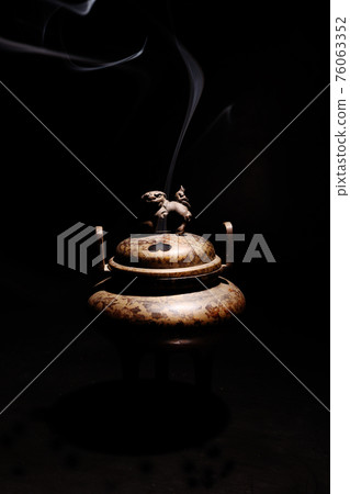 黑色背景香爐 76063352