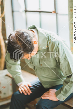 A man in work clothes and a tie 76064715