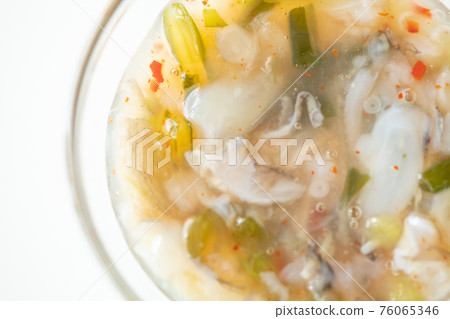 Octopus rust in a glass ball 76065346