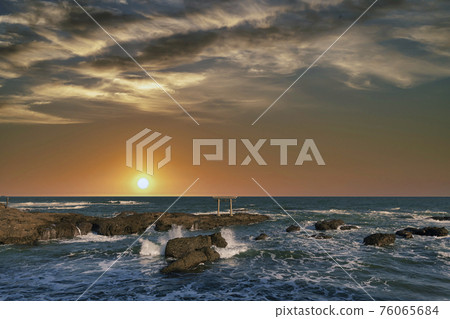 [Sunrise of Kamiiso Torii background composition] 76065684