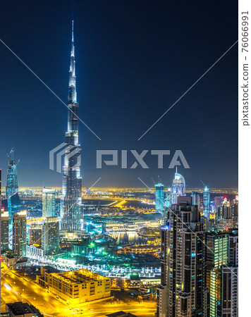 Panorama of Dubai at night 76066991