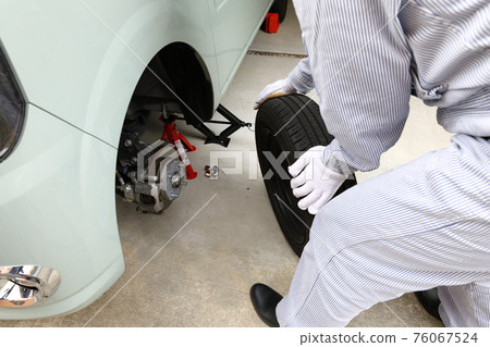 Work scene of changing from studless tires to normal tires 76067524