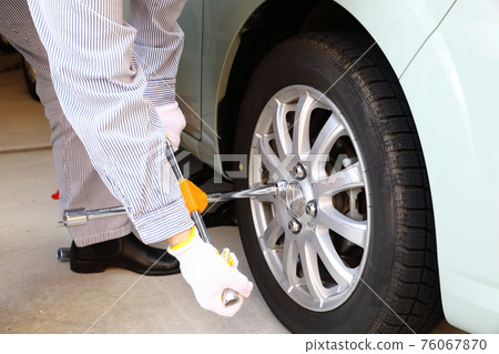 Work scene of changing from studless tires to normal tires 76067870