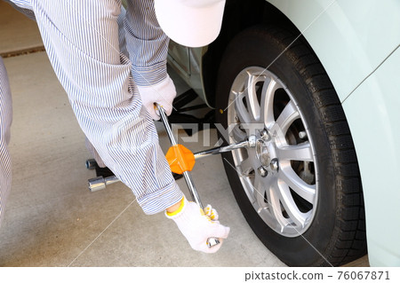 Work scene of changing from studless tires to normal tires Work scene of changing from studless tires to normal tires 76067871