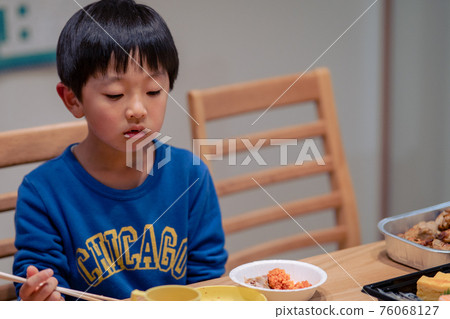 Elementary school boys 76068127