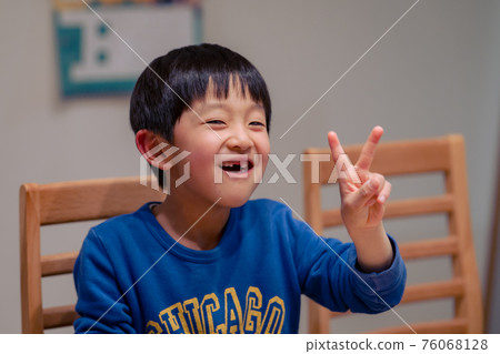 小學男孩 76068128