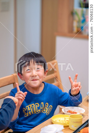 Elementary school boys 76068130