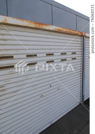 Garage, carport, house, parking lot, shutter, garage, car, car, rust, car, rust Garage, carport, house, parking lot, shutter, garage, car, car, rust, car, rust 76068531