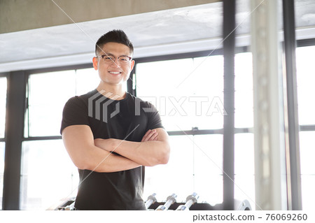亞洲男教練面帶微笑，雙臂交叉 76069260