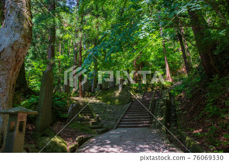 Yamagata's famous temple, fresh green Risshakuji (Yamadera) mountain trail 76069330