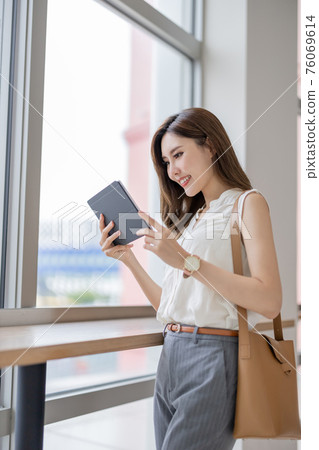 asian woman use digital tablet asian woman use digital tablet 76069614