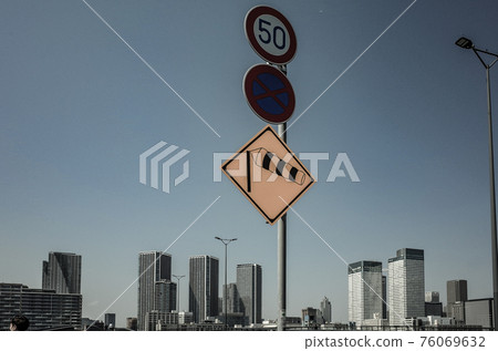 Crosswind caution sign 76069632